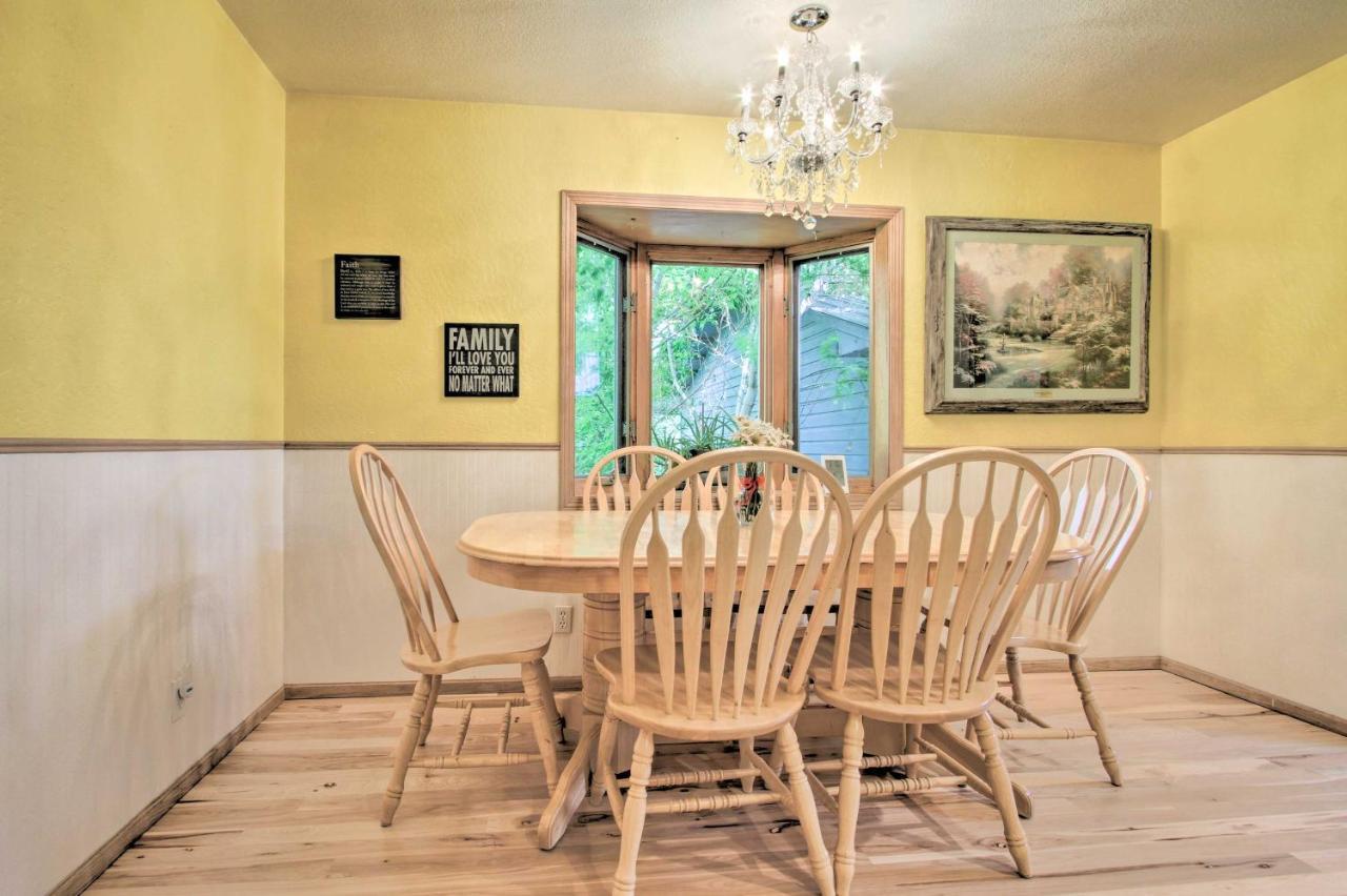 Cozy Home With Hot Tub Half Mi To Salmon River! Bagian luar foto